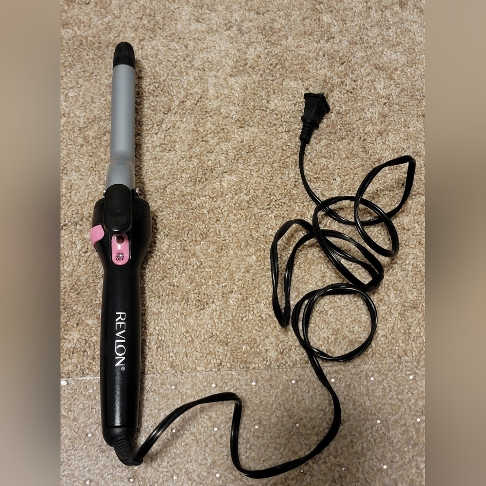SALE 😍 4/$15 Excellent condition Revlon 1/4" curling iron